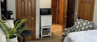 Royal Oaks Retreat w/ Keyless Entry & Pool Access