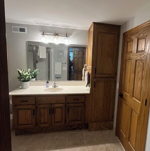 Shower, hair dryer, towels, soap - Royal Oaks Retreat w/ Keyless Entry & Pool Access (Shoreview)