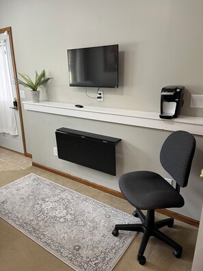 Interior - Royal Oaks Retreat w/ Keyless Entry & Pool Access (Shoreview)