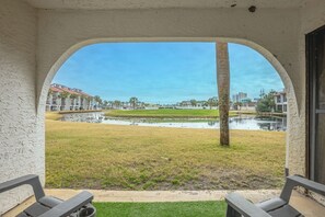 Property grounds - Salty Soul condo - completely updated, near beach, convention, dining (Panama City Beach)