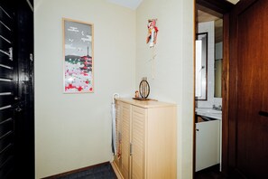 Interior - NEWOPEN Campaign now convenient transportation 1 stop from Namba, 5 min walk from Daikokucho station 4 rooms +2 toilets 2 shower rooms spacious accommodations (Naniwa Ward, Osaka)