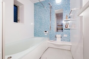Shower, hair dryer, bidet, towels - NEWOPEN Campaign now convenient transportation 1 stop from Namba, 5 min walk from Daikokucho station 4 rooms +2 toilets 2 shower rooms spacious accommodations (Naniwa Ward, Osaka)