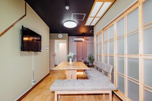 Dining - NEWOPEN Campaign now convenient transportation 1 stop from Namba, 5 min walk from Daikokucho station 4 rooms +2 toilets 2 shower rooms spacious accommodations (Naniwa Ward, Osaka)