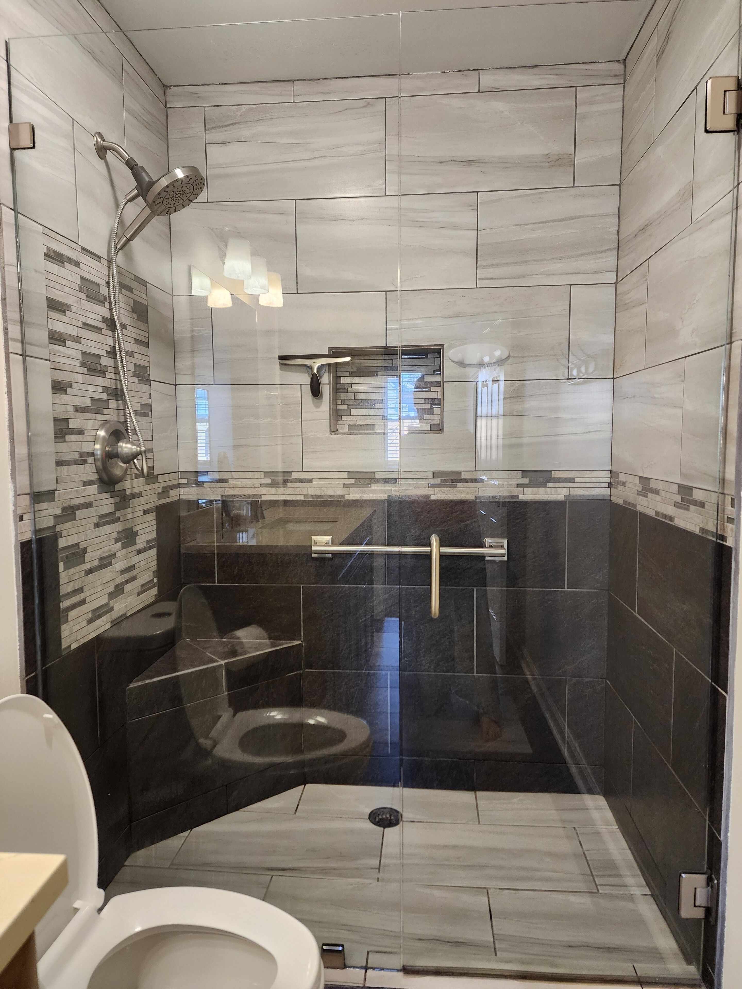 Douche, sèche-cheveux, serviettes fournies, papier toilette
