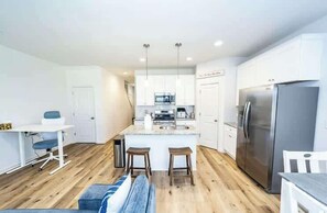 Interior - Stylish & Spacious Family Home+Garage in Charlotte (Charlotte)