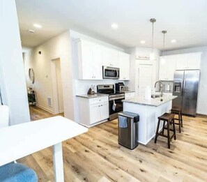 Coffee/tea maker, fridge, microwave, stovetop - Stylish & Spacious Family Home+Garage in Charlotte (Charlotte)