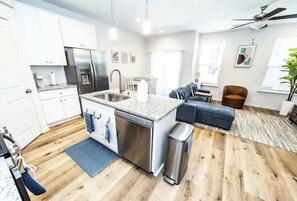 Interior - Stylish & Spacious Family Home+Garage in Charlotte (Charlotte)