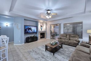 Una Smart TV, una chimenea