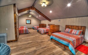 7 bedrooms, iron/ironing board, WiFi, bed sheets - NEW HOME WITH POOL AND SLEEPS UP TO 28 (Leakey)