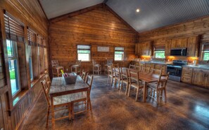 Dining - NEW HOME WITH POOL AND SLEEPS UP TO 28 (Leakey)