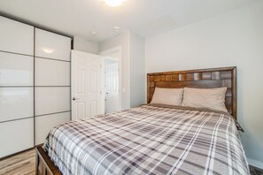 Ein Schlafzimmer mit einem Bett, einem Kleiderschrank und einer Tür.