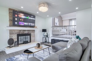 ลักซ์ชัวรี่วิลล่า | บริเวณนั่งเล่น | ทีวีจอแบน 50 นิ้ว พร้อมช่องดิจิตอล, Netflix, บริการสตรีมมิ่ง