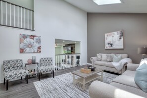 Villa de lujo | Área de sala de estar | Televisión de pantalla plana, Netflix y servicios de streaming 