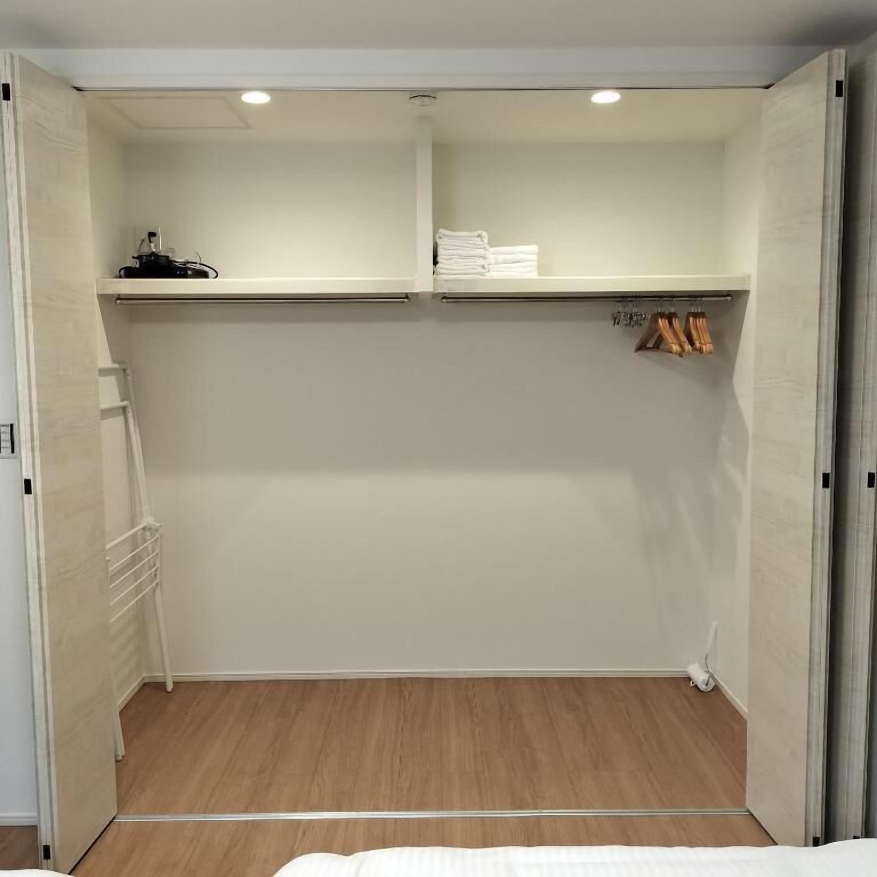 Meja, ruang kerja komputer riba, Wi-fi percuma, cadar katil 