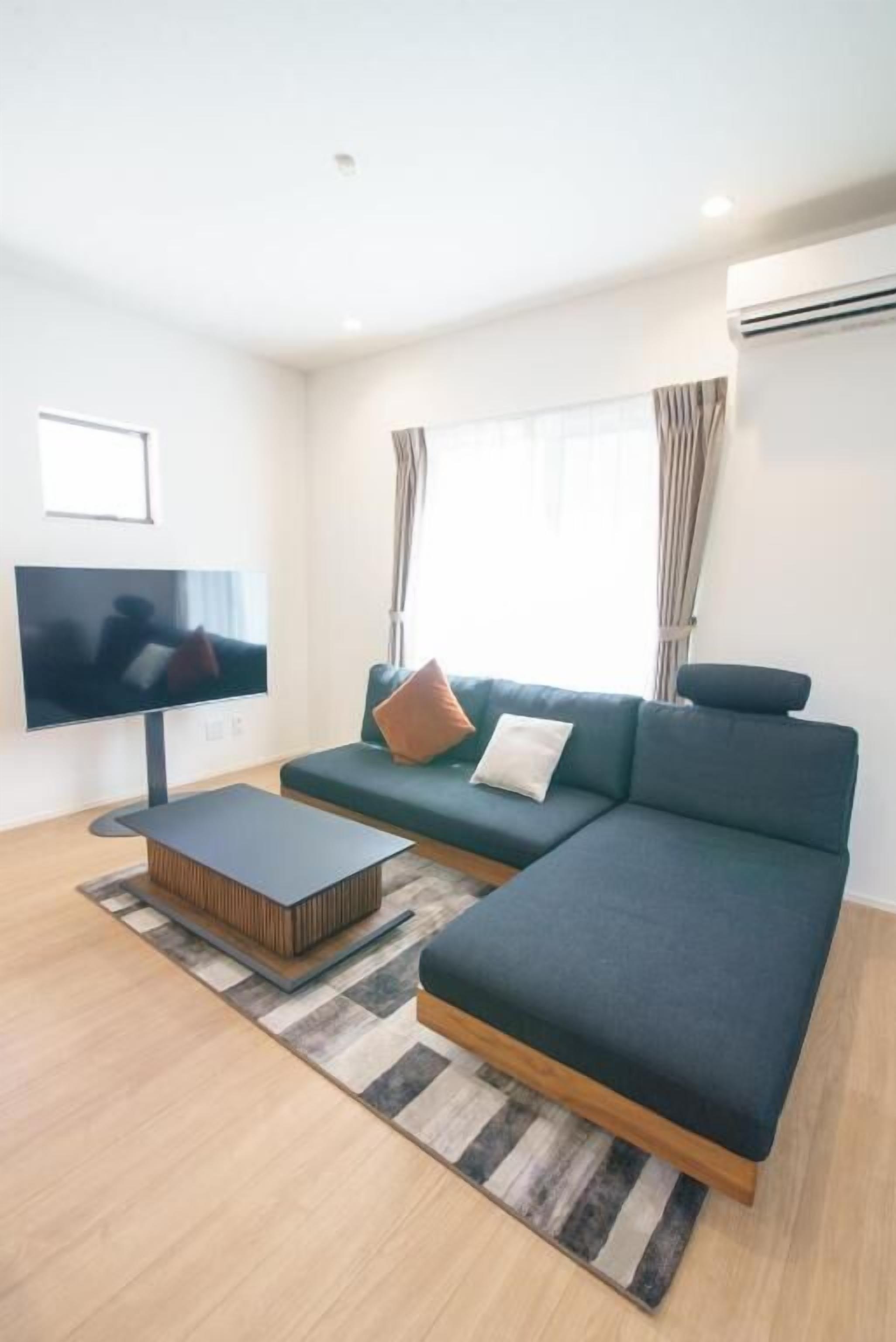 デラックス ヴィラ バルコニー ガーデンビュー | リビング エリア | 40 インチの薄型テレビ (ケーブル放送視聴可)