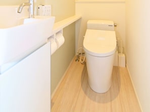 Biệt thự Deluxe, ban công, quang cảnh vườn | Phòng tắm | Bồn tắm và buồng tắm vòi sen riêng, đồ dùng nhà tắm miễn phí