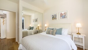 1 bedroom, desk, iron/ironing board, travel crib - Holly by the Bay in Hampton (Hampton)