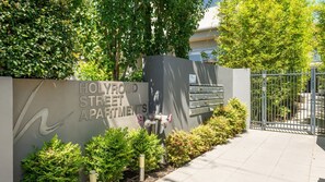 Property grounds - Holly by the Bay in Hampton (Hampton)