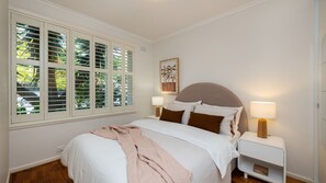 1 bedroom, desk, iron/ironing board, travel cot - Miss Audrey of Elwood (Elwood)