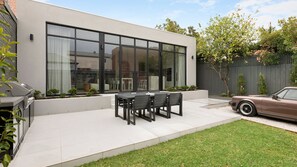 Outdoor dining - Atelier Windsor by Property Mums (Windsor)