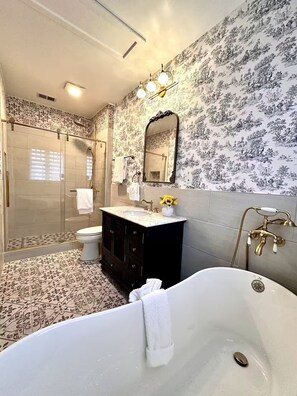 Suihku, hiustenkuivaaja, pyyhkeet, saippua