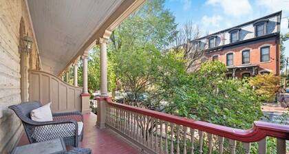 "Friends" House/Mins to Stadiums/Free Parking/Hot Tub/Pets Welcomed