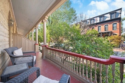 "Friends" House/Mins to Stadiums/Free Parking/Hot Tub/Pets Welcomed