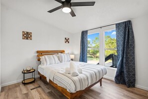 14 bedrooms, iron/ironing board, travel cot, free WiFi - Starlight Horizon 14 Cabins For Events, Retreats, Weddings, Sleeps Up To 100 (Canyon Lake)