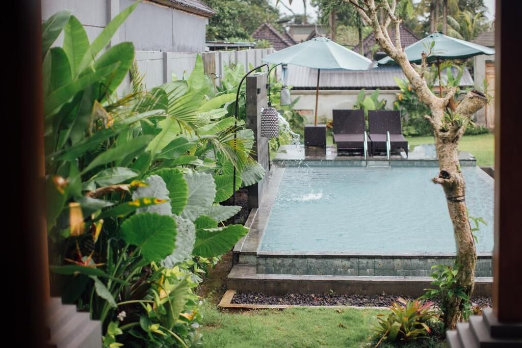 Sviitti, näköala uima-altaalle | Uima-allas | Ulkouima-allas, aurinkovarjoja, aurinkotuoleja