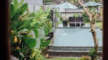 Sviitti, näköala uima-altaalle | Uima-allas | Ulkouima-allas, aurinkovarjoja, aurinkotuoleja