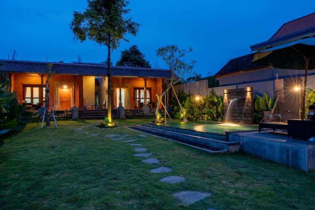 Una piscina al aire libre, sombrillas, sillones reclinables de piscina