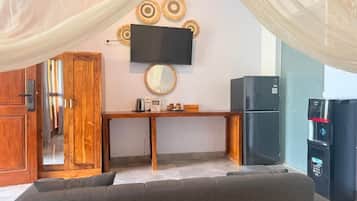 Suite, Pool View | Interior