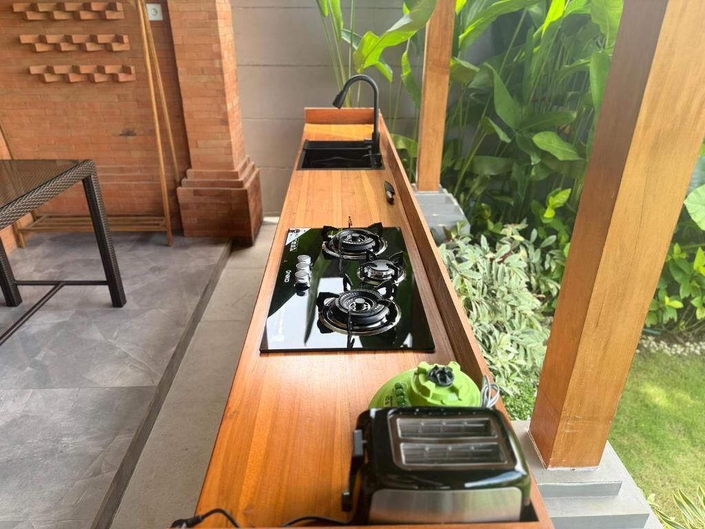 Suite, Pool View | Private kitchen | Stovetop