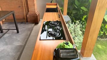 Suite, Pool View | Private kitchen | Stovetop