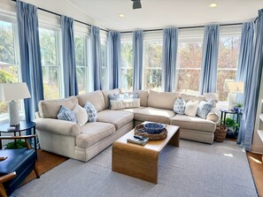 Smart TV, ping pong - Coastal Luxury with Heated Pool, Putting Green & Game Room (Saint Simons Island)