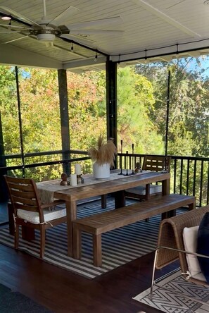 Outdoor dining - Coastal Luxury with Heated Pool, Putting Green & Game Room (Saint Simons Island)