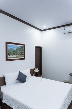 Habitació doble Deluxe (Shared Balcony) | Escriptori, espai de treball apte per a portàtils i cortines opaques 