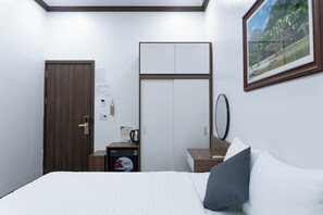 Habitació doble Deluxe (Shared Balcony) | Escriptori, espai de treball apte per a portàtils i cortines opaques 