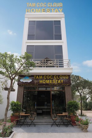 Um edifício de dois andares com uma placa indicando