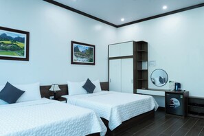 Habitació familiar (Deluxe) | Escriptori, espai de treball apte per a portàtils i cortines opaques 