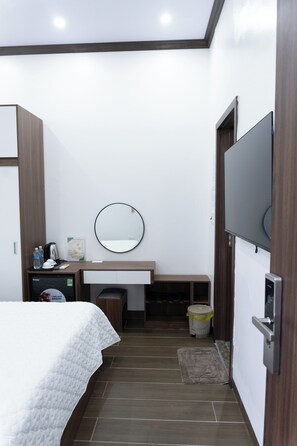 Habitació doble Deluxe, 1 llit de matrimoni gran (Shared Balcony) | Escriptori, espai de treball apte per a portàtils i cortines opaques 