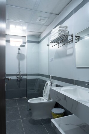 Deluxe Family Room | Bathroom | Shower, hair dryer, slippers, towels - Tamcoc Cloud Homestay (Hoa Lu)