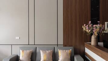 43 インチのスマートテレビ (デジタル放送視聴可)