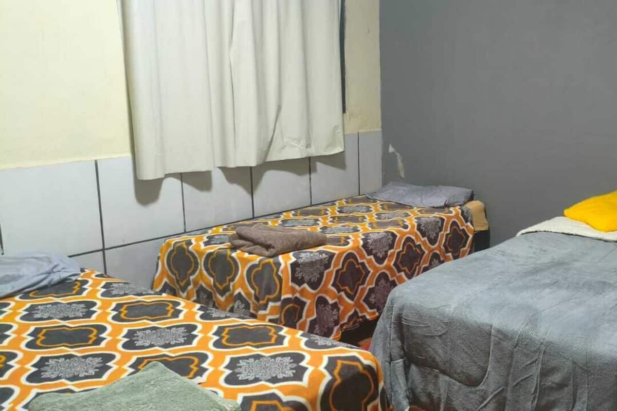 Habitación cuádruple Confort, vistas a la piscina | Espacio para trabajar con un portátil y wifi gratis