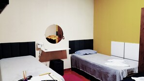 Habitación cuádruple clásica, vista al patio | Espacio para trabajar con laptop y wifi gratis 