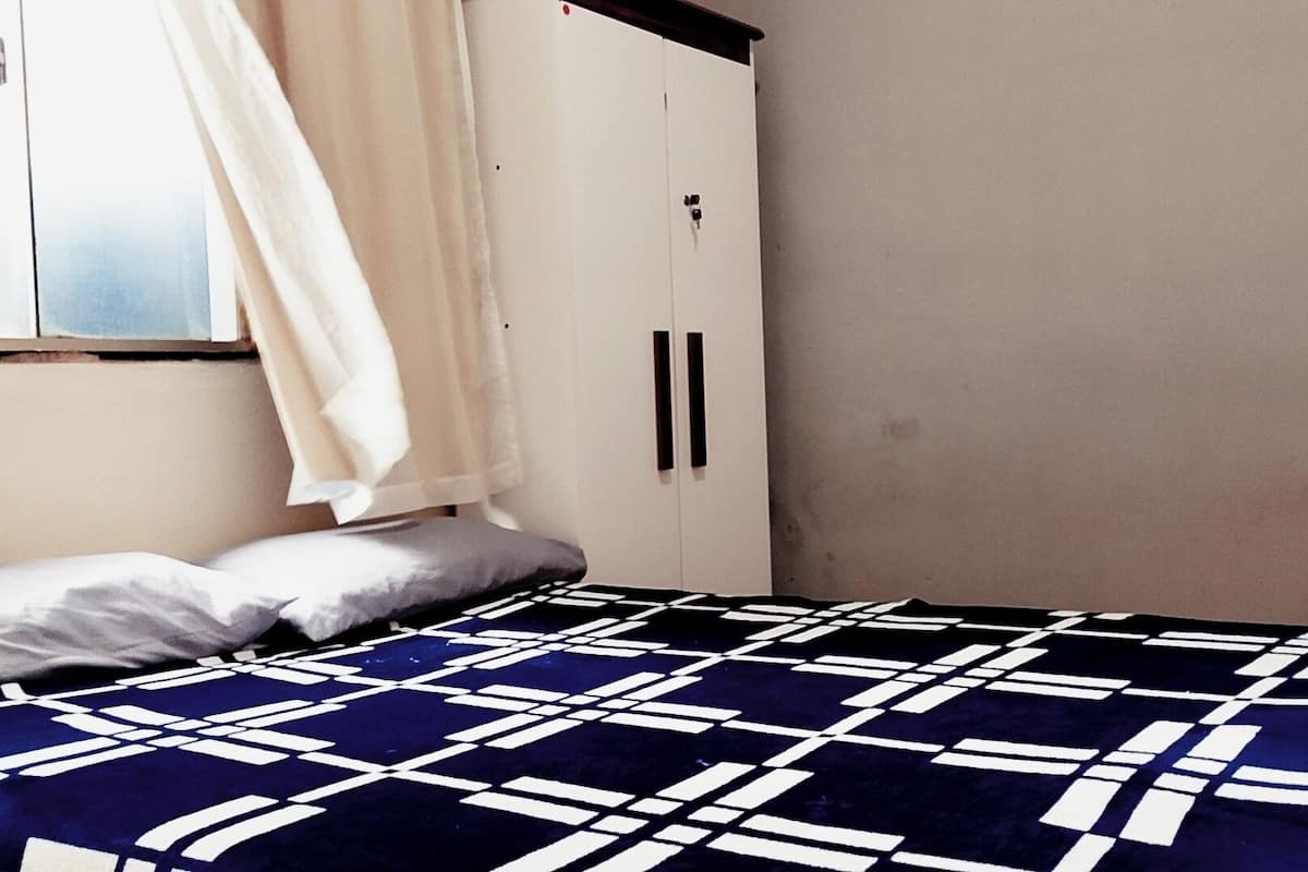 Habitación básica doble | Espacio para trabajar con un portátil y wifi gratis