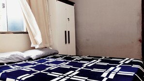 Habitación básica doble | Espacio para trabajar con laptop y wifi gratis 