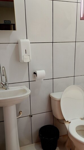 Habitación cuádruple Confort, vistas a la piscina | Baño | Ducha, secador de pelo, toallas y jabón