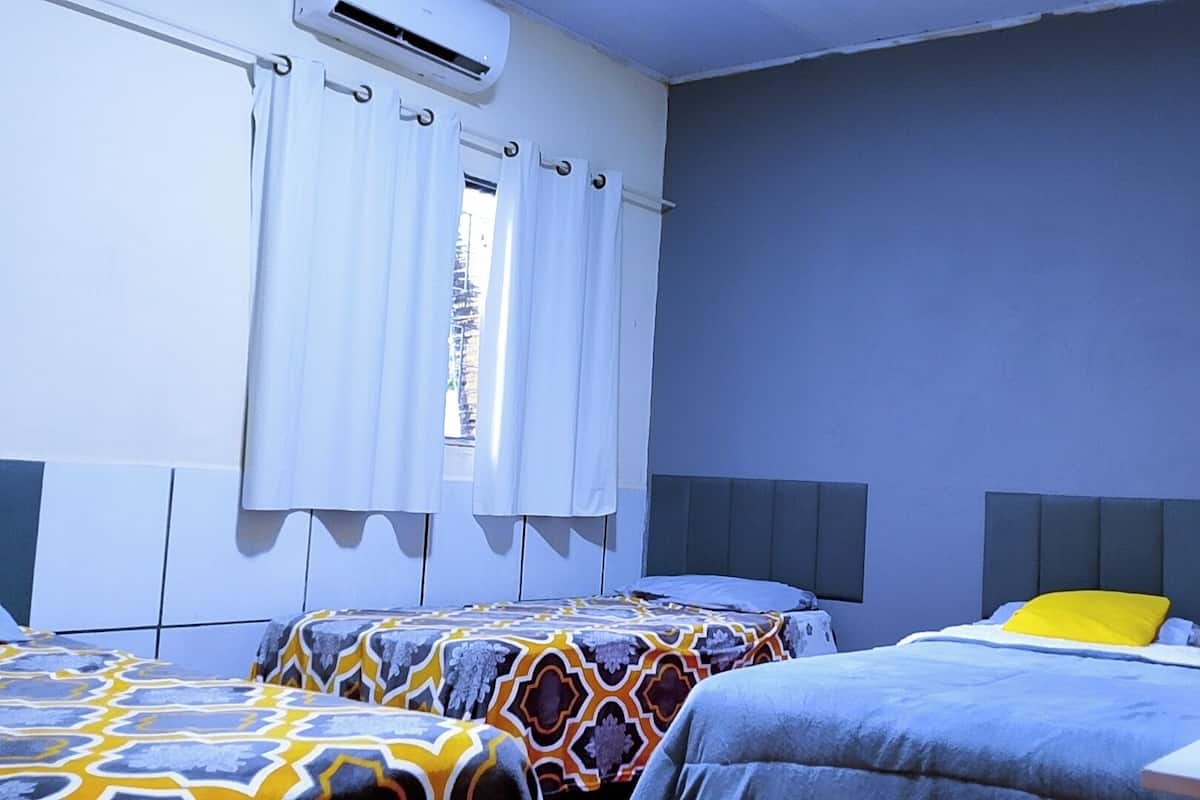 Chambre quadruple Confort, vue sur la piscine | Espace de travail pour ordinateurs portables, accĂšs au Wi-Fi (inclus)