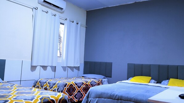 Habitación cuádruple Confort, vista a la alberca | Ropa de cama hipoalergénica y wifi gratis 